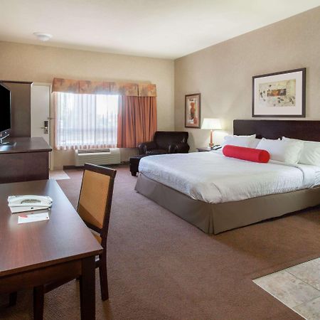 Ramada By Wyndham Camrose Hotel Luaran gambar