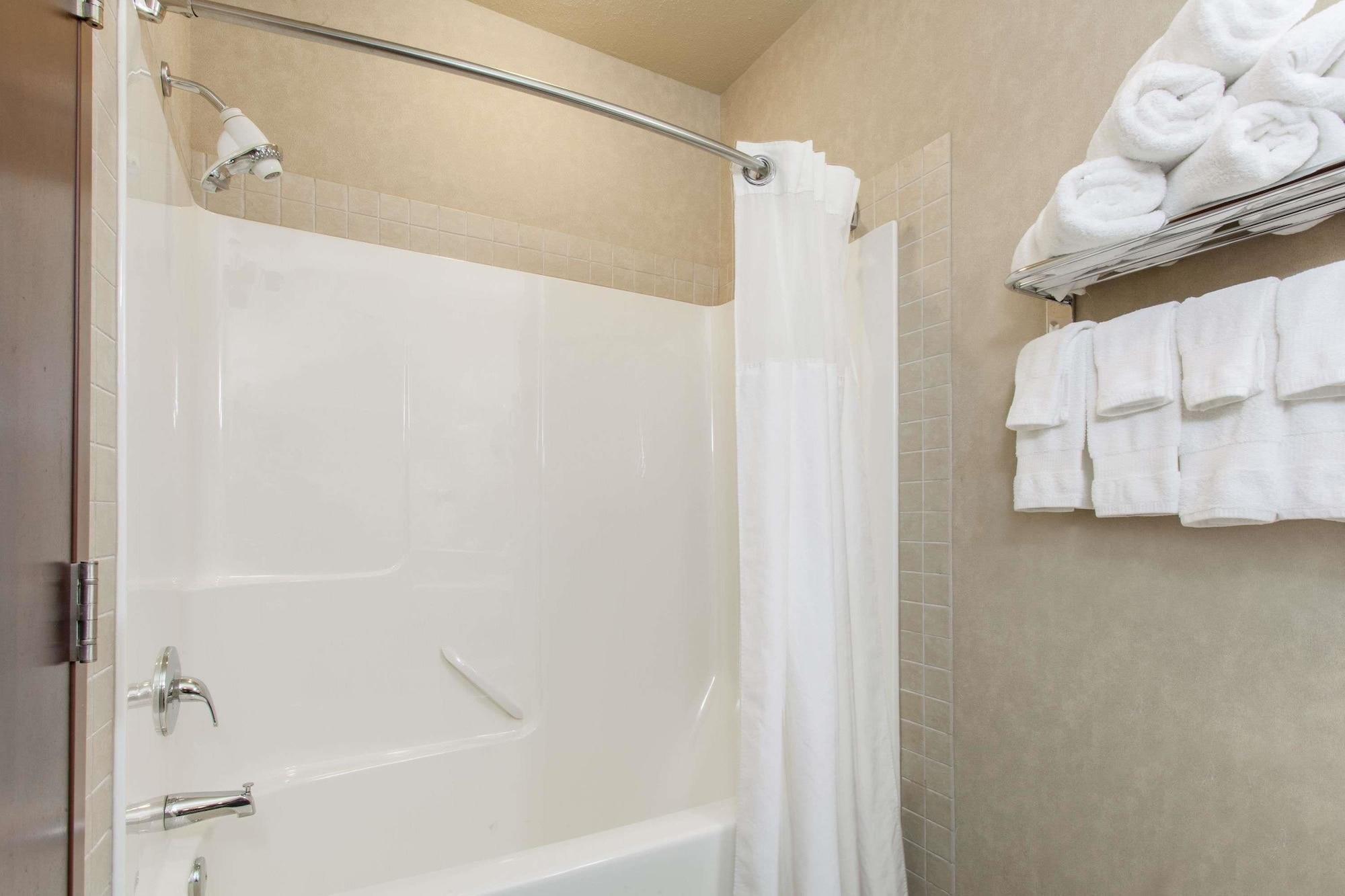 Ramada By Wyndham Camrose Hotel Luaran gambar