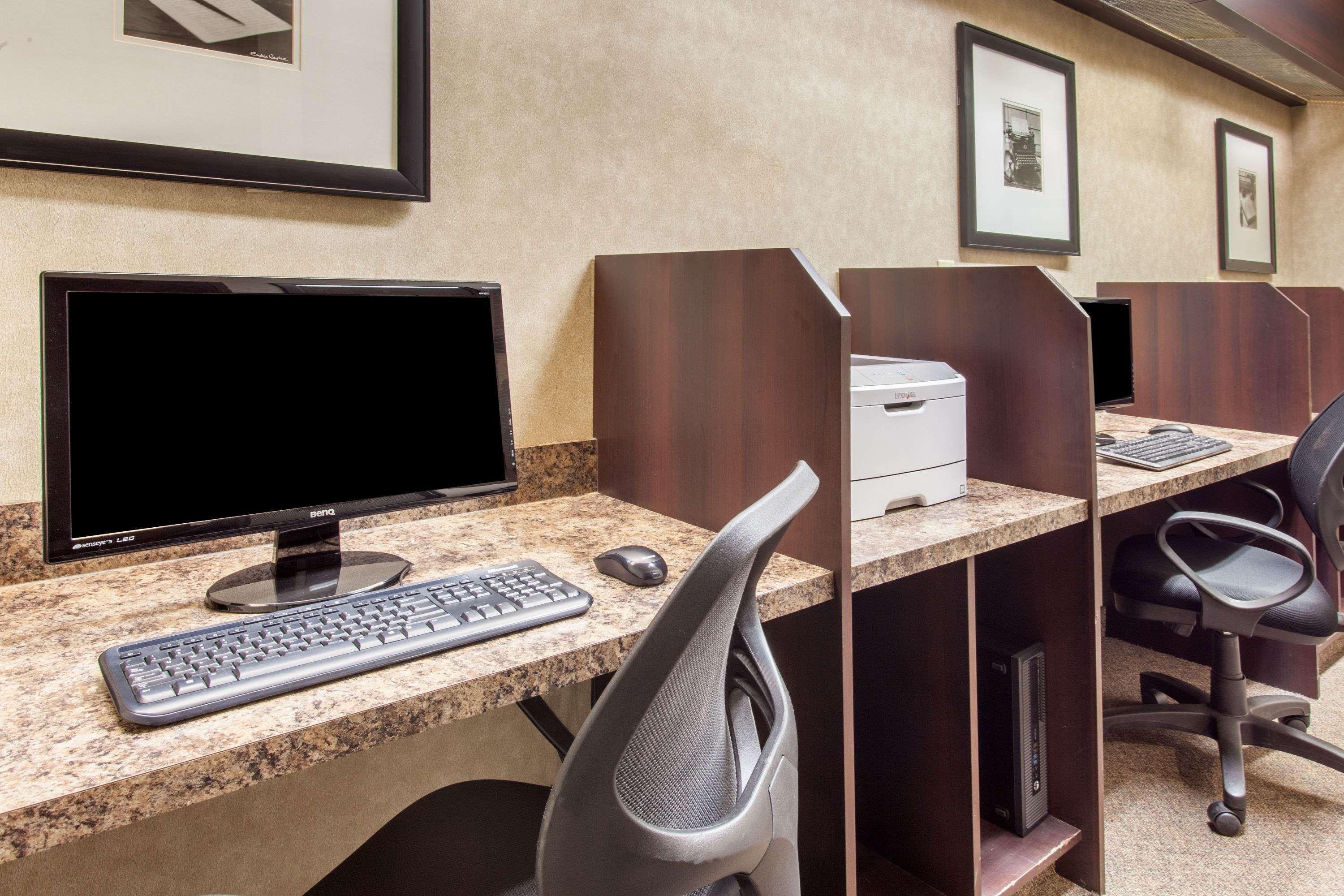 Ramada By Wyndham Camrose Hotel Luaran gambar