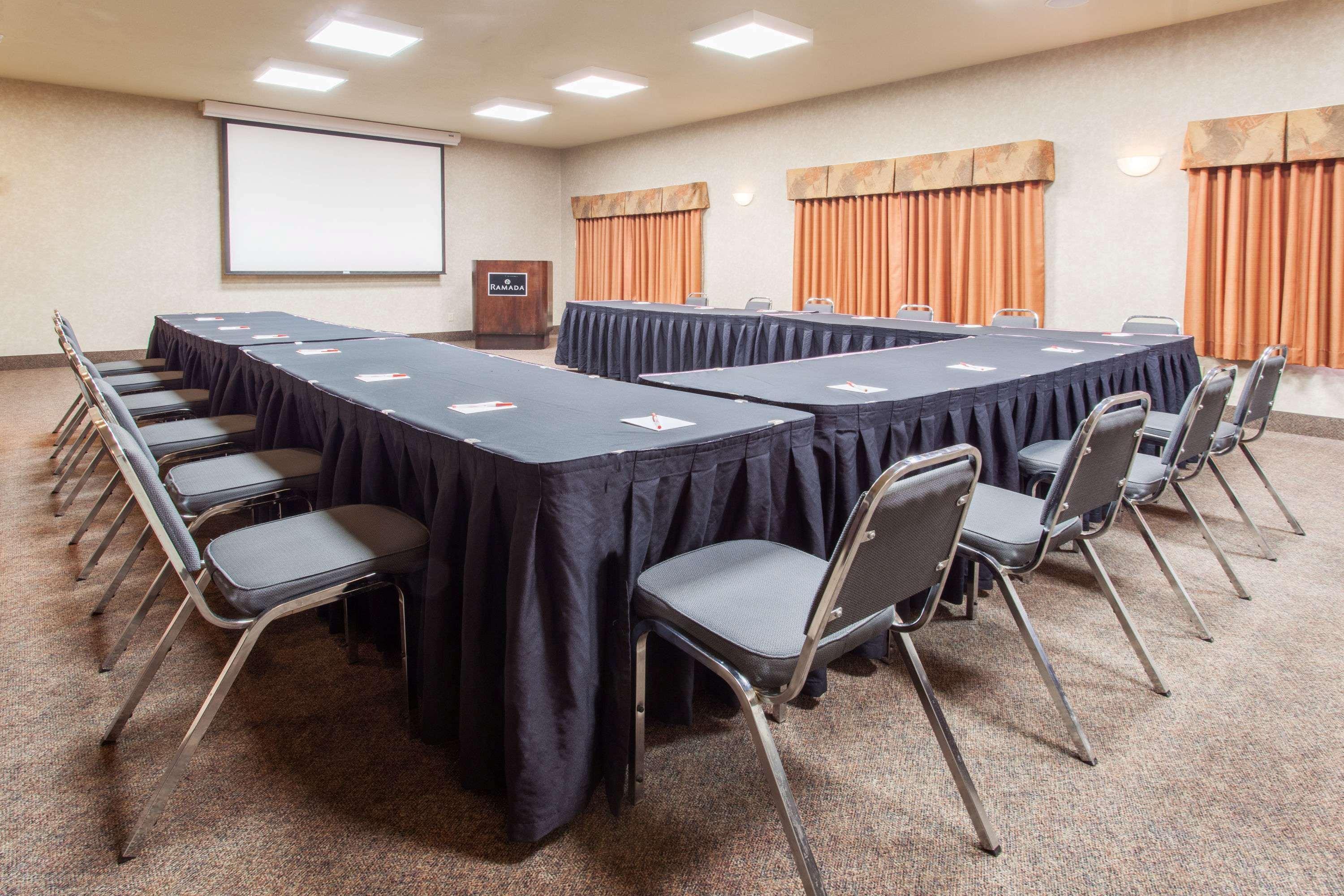 Ramada By Wyndham Camrose Hotel Luaran gambar