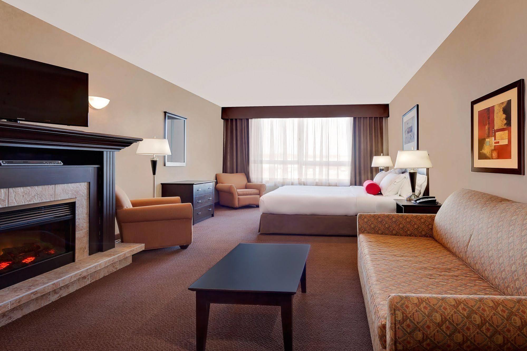 Ramada By Wyndham Camrose Hotel Luaran gambar