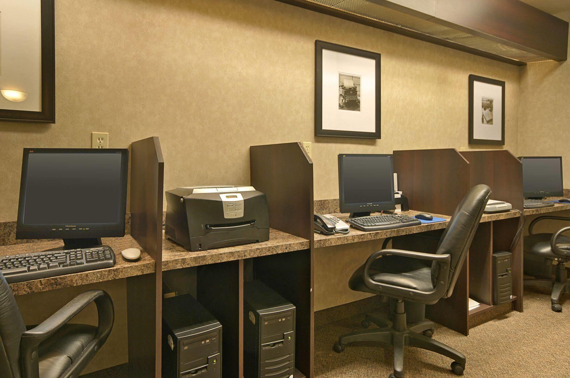 Ramada By Wyndham Camrose Hotel Luaran gambar